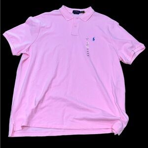This Ralph Lauren polo shirt features a solid pattern with a collared necklin